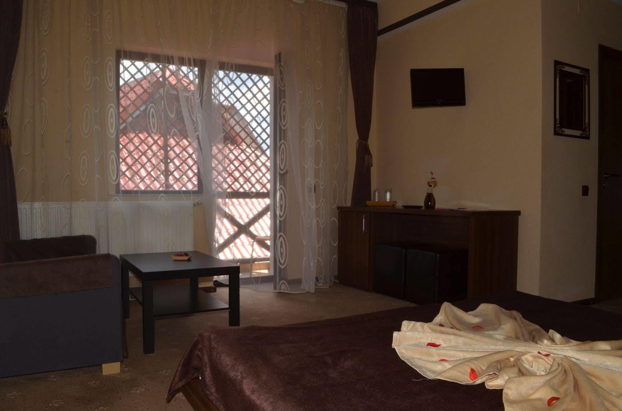 Magic Club Hotell Buşteni Eksteriør bilde